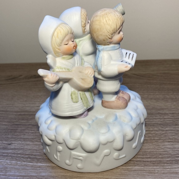 Christmas Carolers porcelain music box “joy to the world “ - Picture 6 of 14